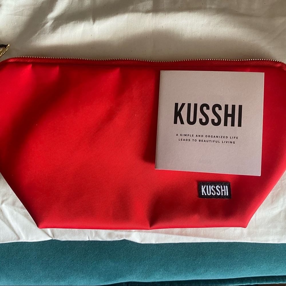 NWT Kusshi Signature Makeup Organizer Bag